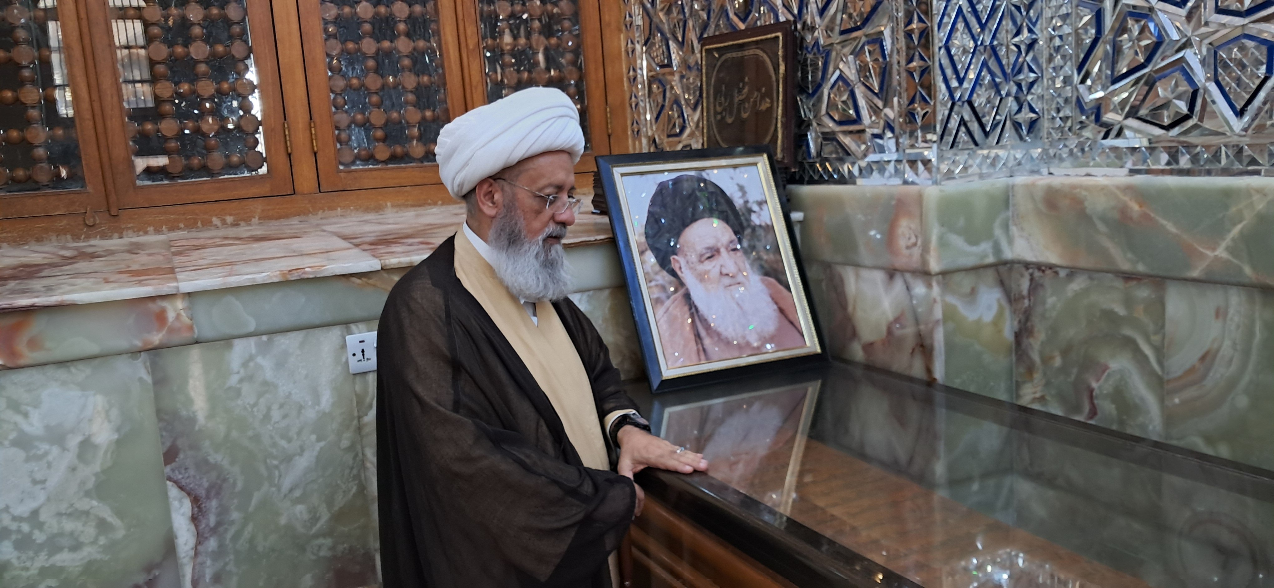 صورتان لضريحي السيد الخوئي قدس سره القديم والجديد